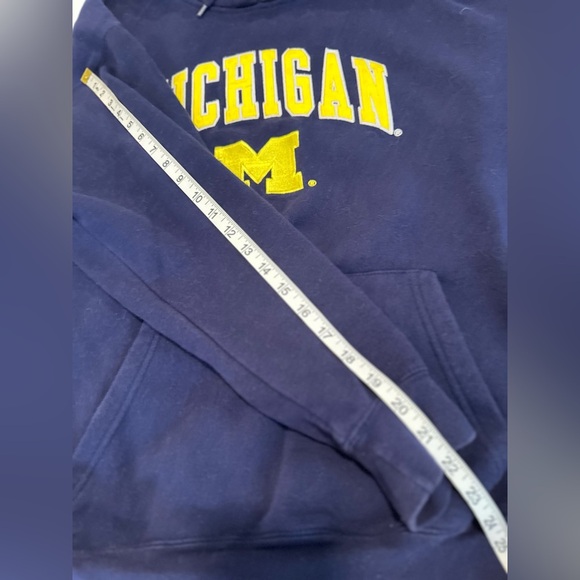 Unisex Sz: Large University of Michigan Wolverine’s Embroidered Logo hoodie. - Picture 5 of 9